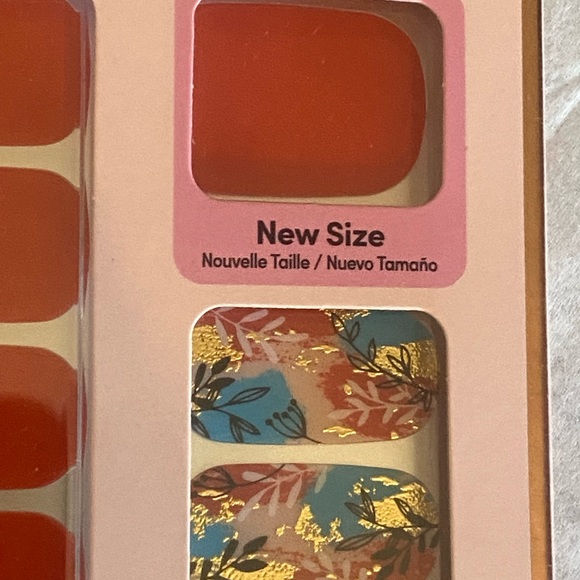 Dashing Diva GLOSS Gel Nail Strips in Leaf It Be - Picture 6 of 7